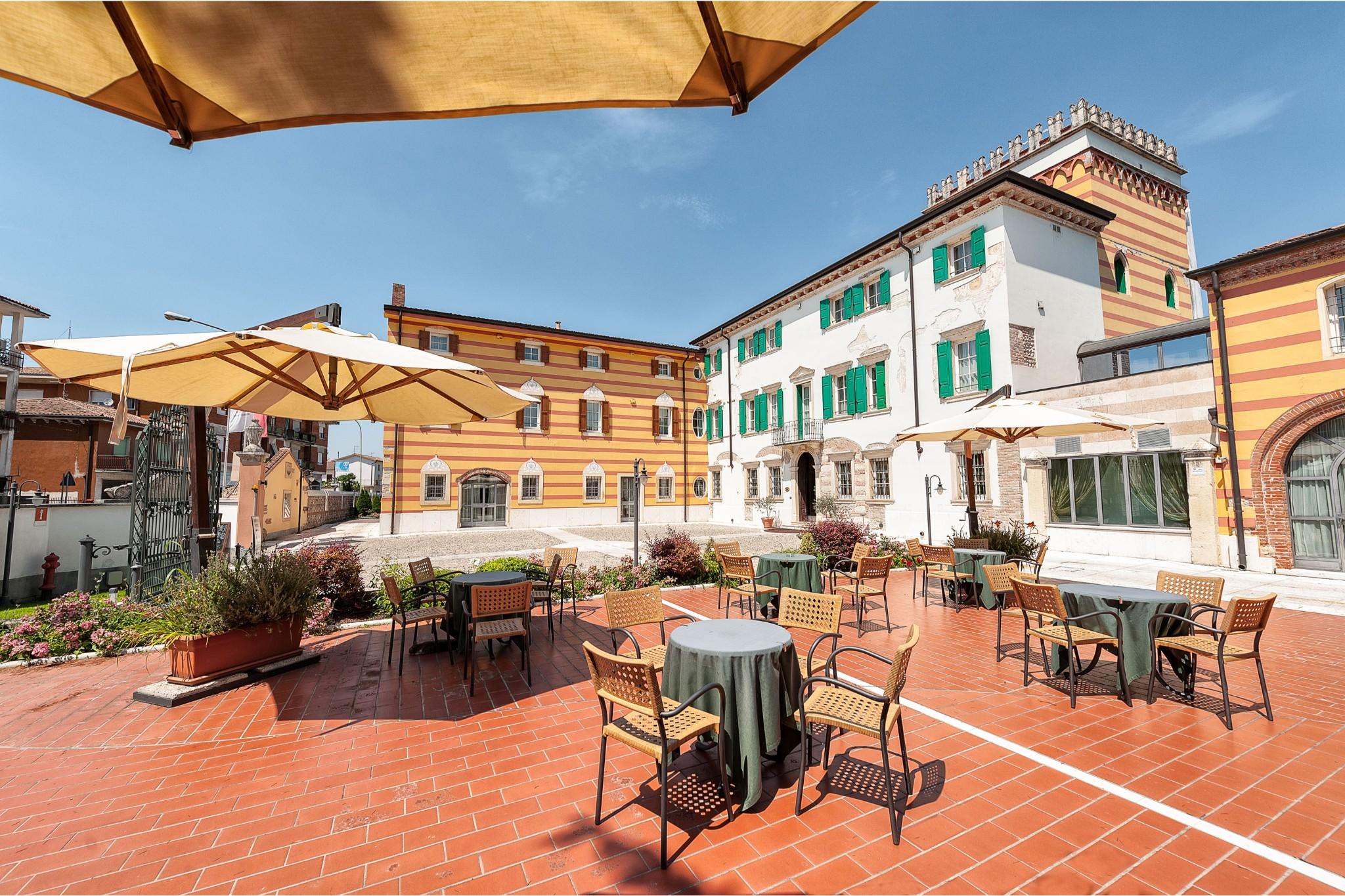 Hotel Villa Malaspina Castel de Azzano Bagian luar foto