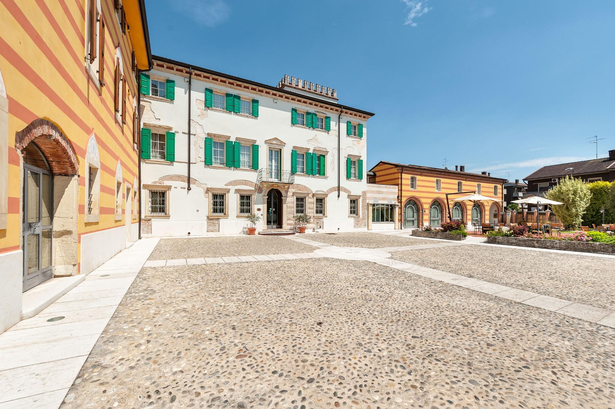 Hotel Villa Malaspina Castel de Azzano Bagian luar foto