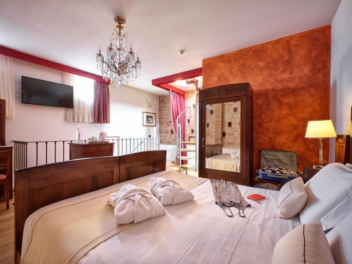 Hotel Villa Malaspina Castel de Azzano Bagian luar foto