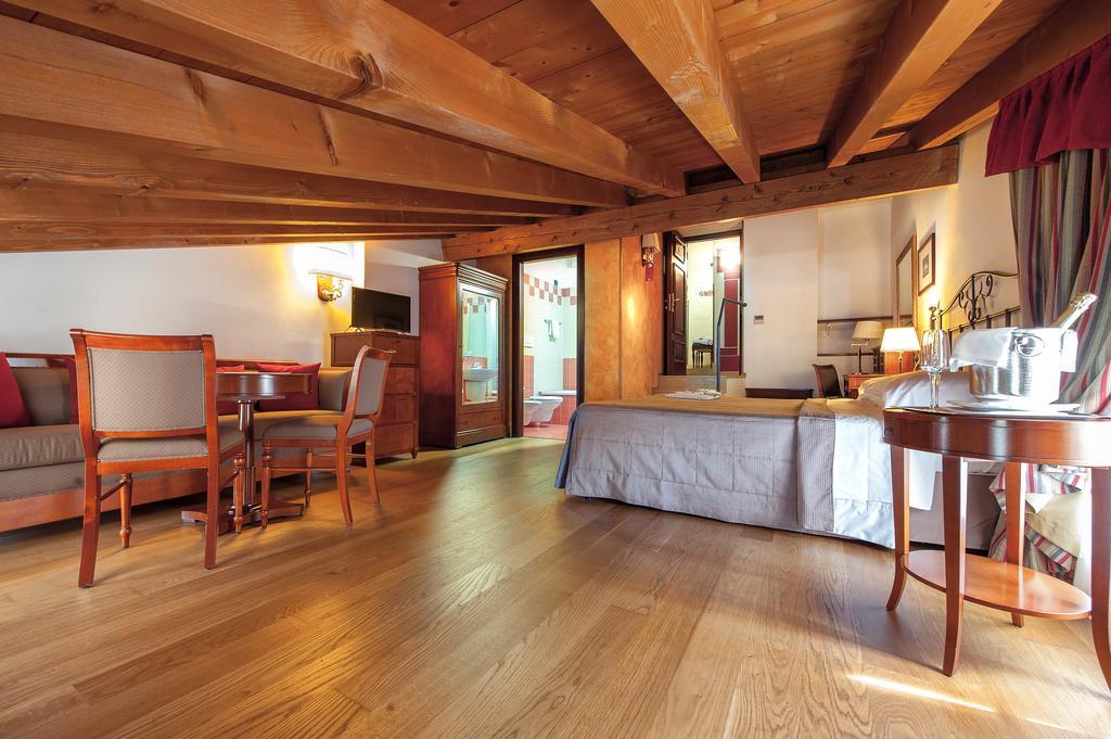 Hotel Villa Malaspina Castel de Azzano Bagian luar foto