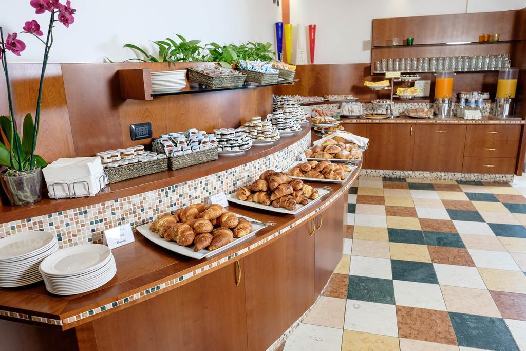 Hotel Villa Malaspina Castel de Azzano Bagian luar foto