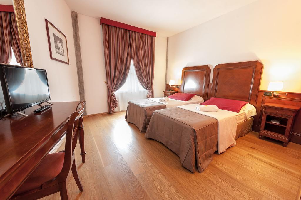Hotel Villa Malaspina Castel de Azzano Bagian luar foto