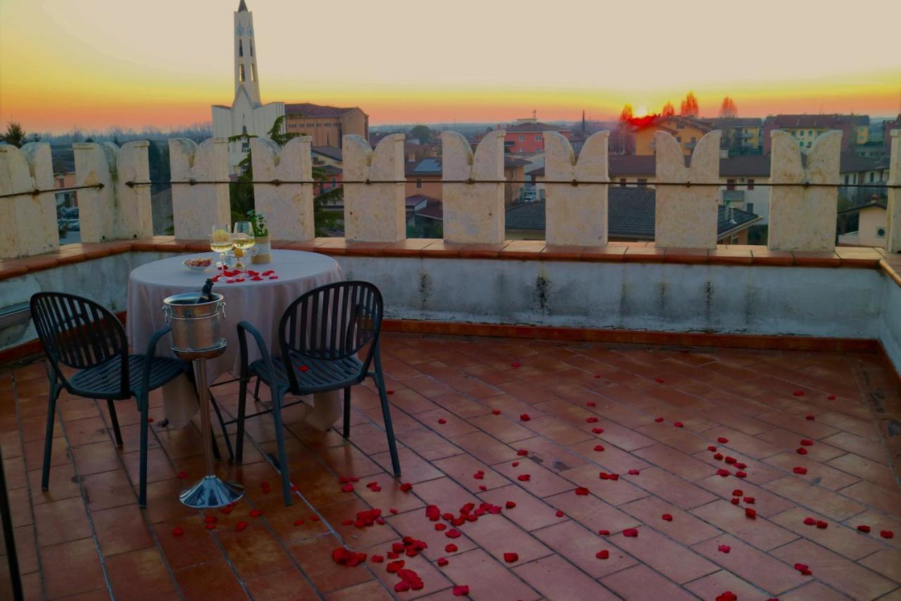 Hotel Villa Malaspina Castel de Azzano Bagian luar foto