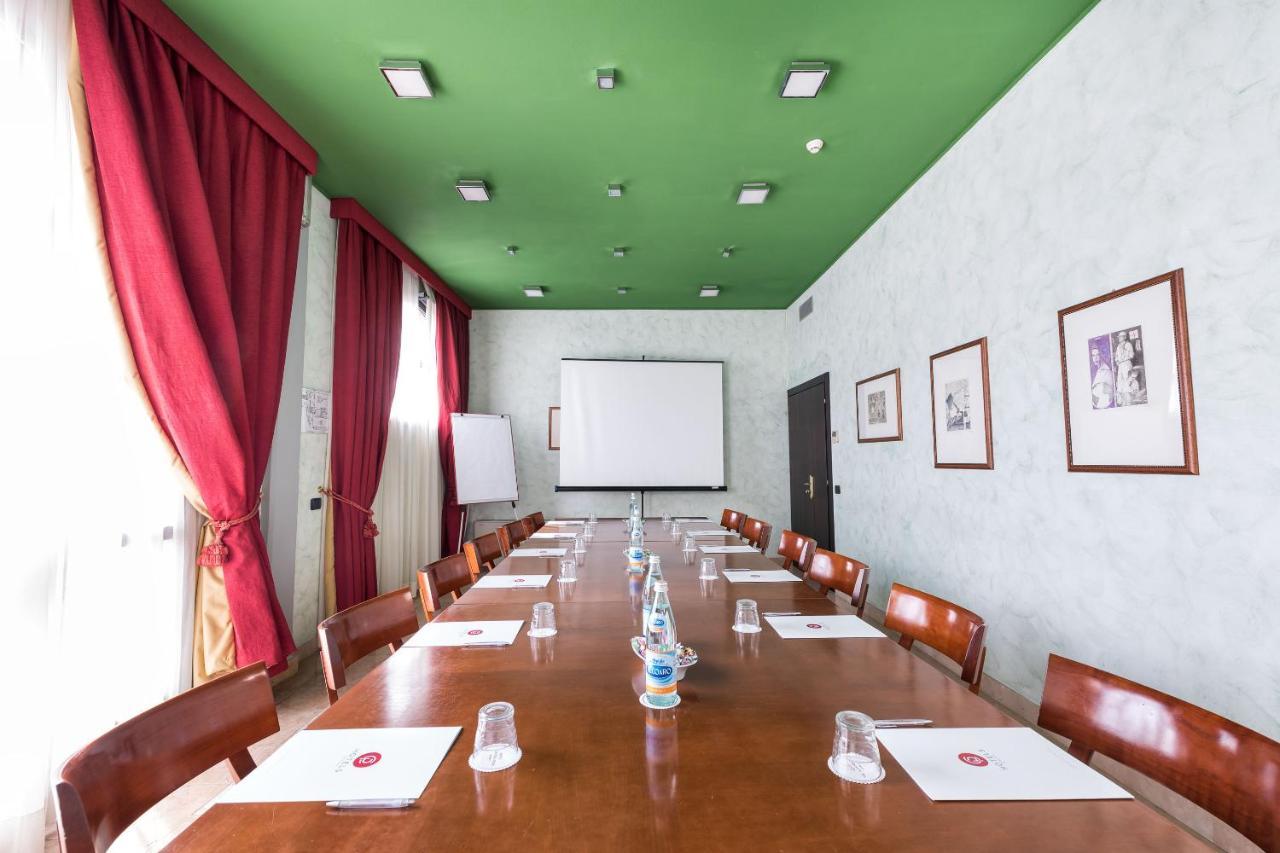 Hotel Villa Malaspina Castel de Azzano Bagian luar foto